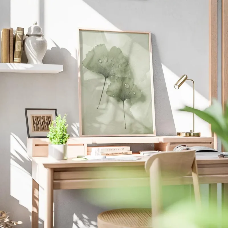 affiche de feuilles de ginkgo vertes avec des gouttes deau sur un fond apaisant bureau.webp