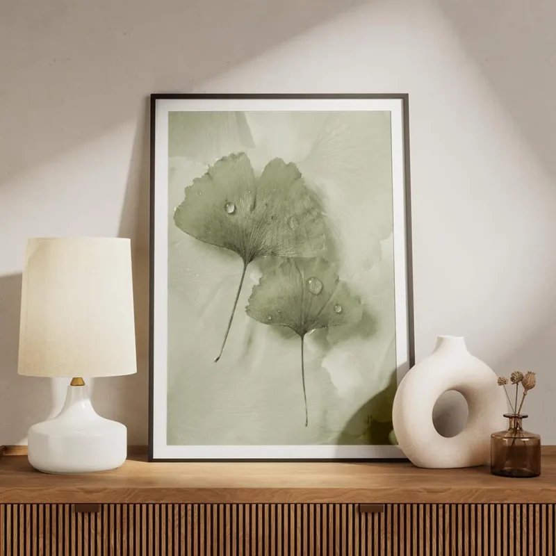 affiche de feuilles de ginkgo vertes avec des gouttes deau sur un fond apaisant meuble.webp
