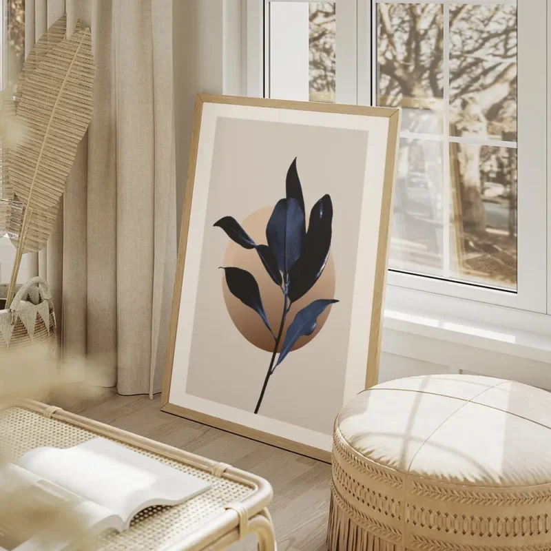 affiche de feuilles de magnolia bleu fonce avec un cercle illustre graphique sur salon beige.webp