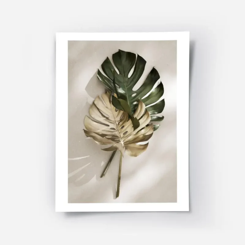 affiche de feuilles de monstera une verte et une doree posees sur un fond clair .webp