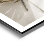 affiche de feuilles de monstera une verte et une doree posees sur un fond clair aluminium.webp