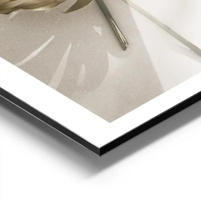 affiche de feuilles de monstera une verte et une doree posees sur un fond clair aluminium.webp