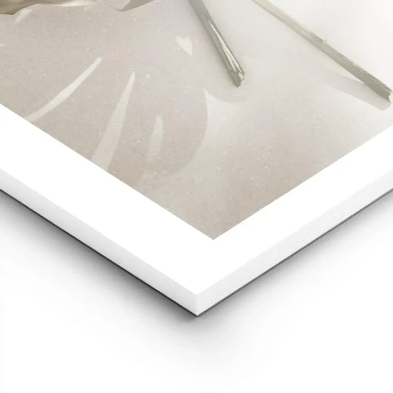 affiche de feuilles de monstera une verte et une doree posees sur un fond clair lightpanel.webp