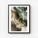 affiche de feuilles de monstera une verte et une doree sur un fond beige avec un avec cadre.webp
