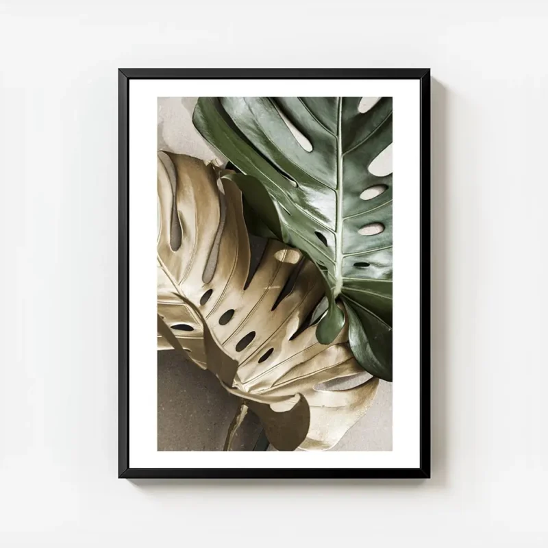 affiche de feuilles de monstera une verte et une doree sur un fond beige avec un avec cadre.webp
