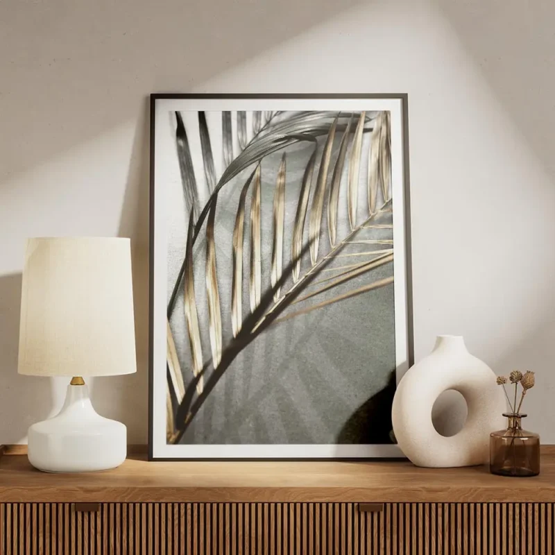 affiche de feuilles de palmier dorees et vertes sur fond en pierre typographie b meuble.webp