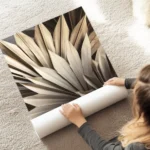affiche de feuilles de palmier seche beige et marron clair au sol.webp