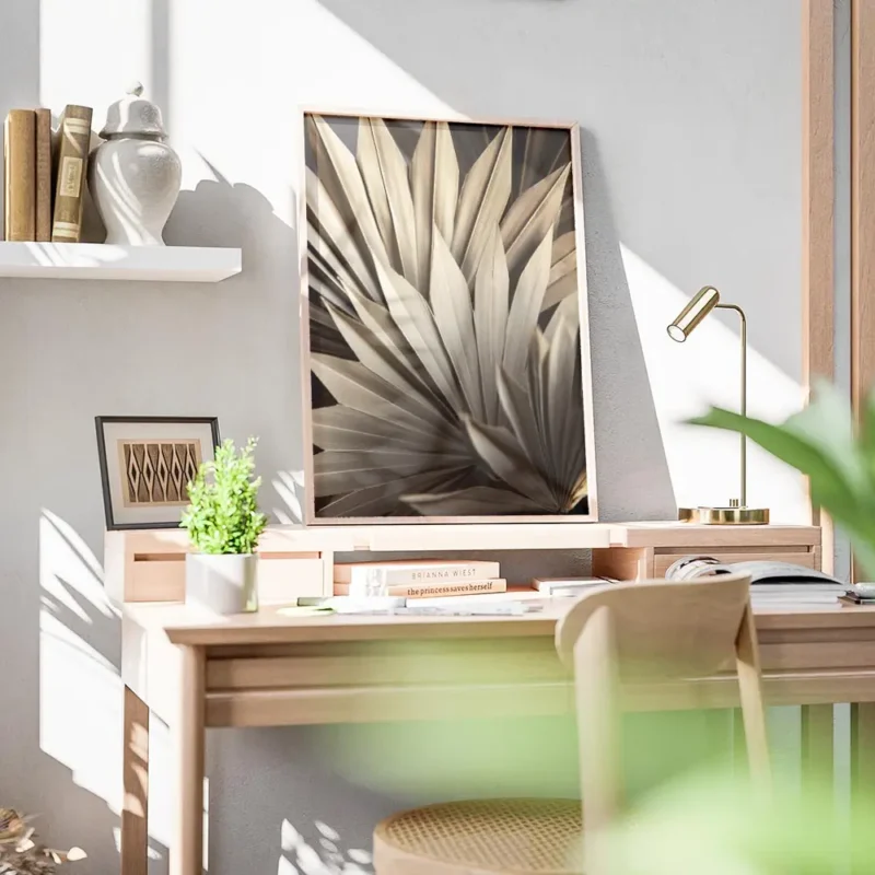 affiche de feuilles de palmier seche beige et marron clair bureau.webp