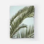 affiche de feuilles de palmier tropicales vertes luxuriantes sur fond clair ecla.webp