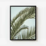 affiche de feuilles de palmier tropicales vertes luxuriantes sur fond clair ecla avec cadre.webp