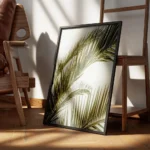 affiche de feuilles de palmier tropicales vertes luxuriantes sur fond clair ecla encadre.webp