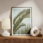 affiche de feuilles de palmier tropicales vertes luxuriantes sur fond clair ecla meuble.webp