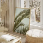 affiche de feuilles de palmier tropicales vertes luxuriantes sur fond clair ecla salon beige.webp