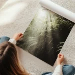 affiche de feuilles de palmier vertes eclairees par des rayons de soleil en rouleau.webp