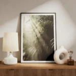 affiche de feuilles de palmier vertes eclairees par des rayons de soleil meuble.webp