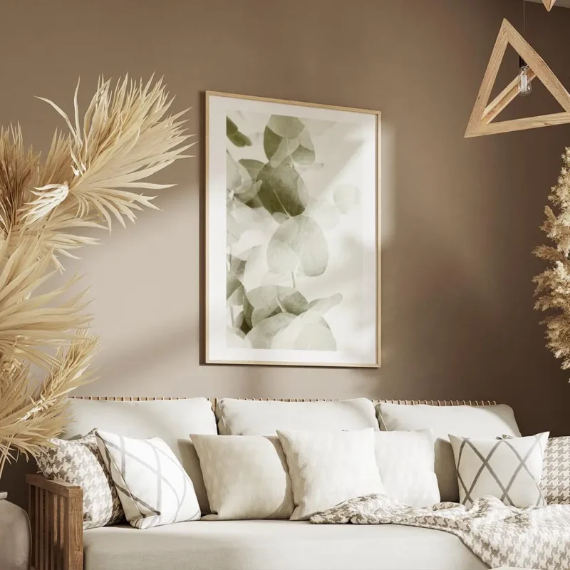 affiche de feuilles deucalyptus vert gris avec des ombres transparentes sur fond salon.webp