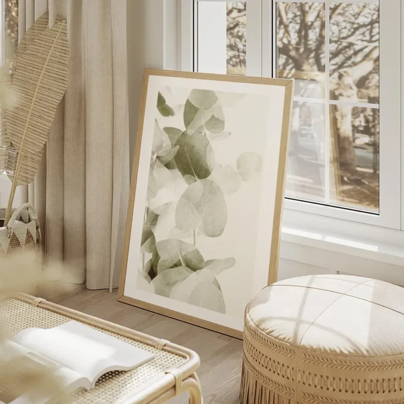 affiche de feuilles deucalyptus vert gris avec des ombres transparentes sur fond salon beige.webp