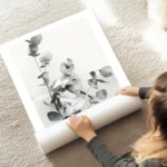 affiche de feuilles deucalyptus vertes sur fond gris clair photographie botaniqu au sol.webp