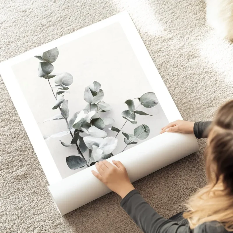 affiche de feuilles deucalyptus vertes sur fond gris clair photographie botaniqu au sol.webp