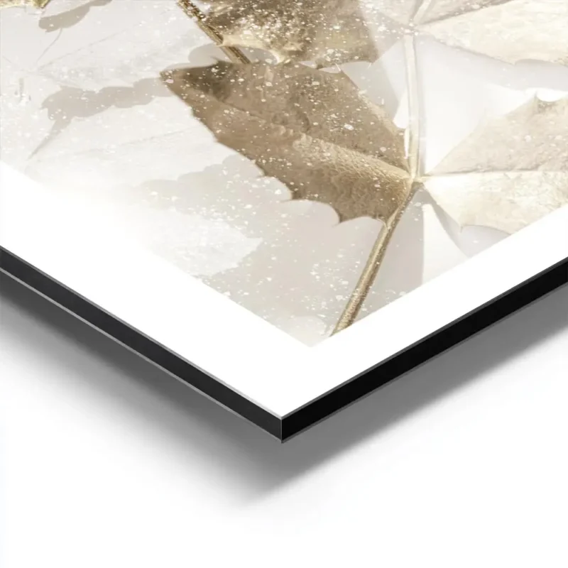 affiche de feuilles dorees festives avec des reflets scintillants sur fond blanc aluminium.webp