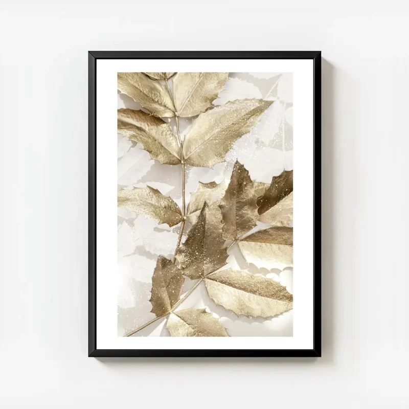 affiche de feuilles dorees festives avec des reflets scintillants sur fond blanc avec cadre.webp
