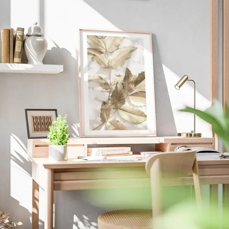 affiche de feuilles dorees festives avec des reflets scintillants sur fond blanc bureau.webp