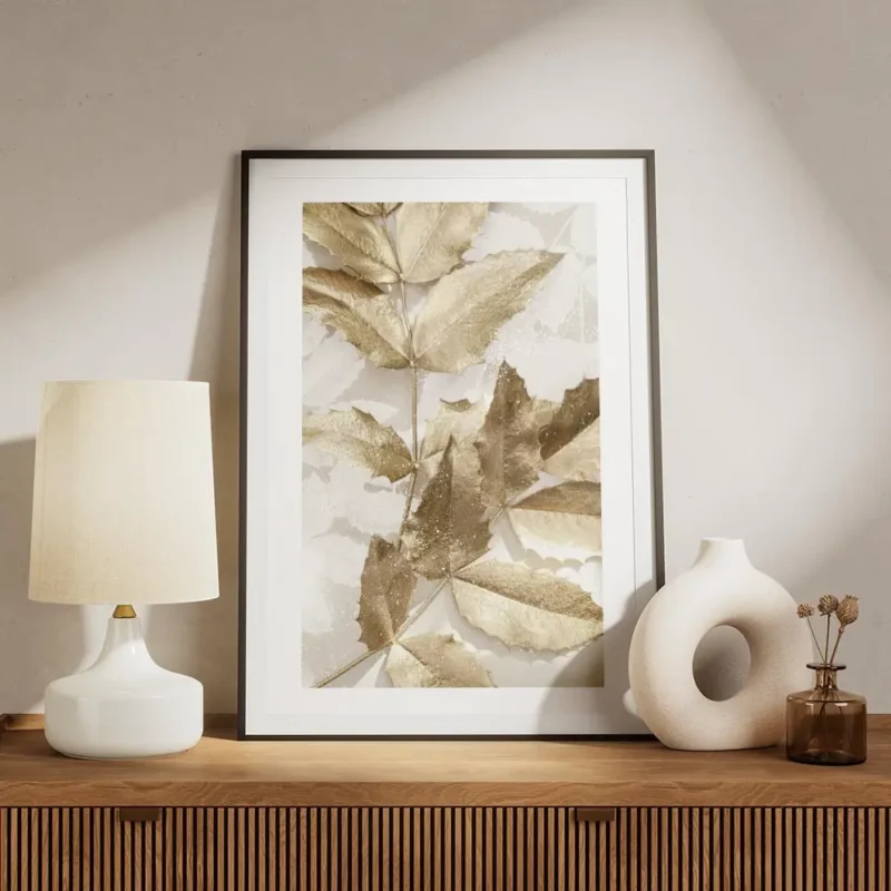 affiche de feuilles dorees festives avec des reflets scintillants sur fond blanc meuble.webp