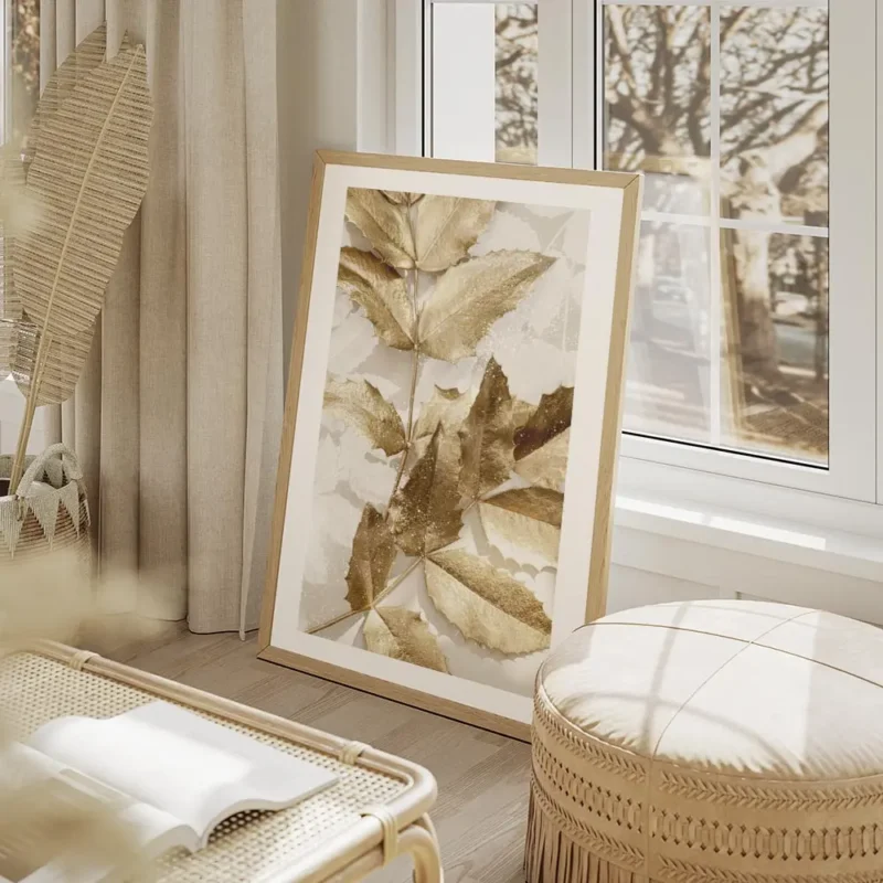 affiche de feuilles dorees festives avec des reflets scintillants sur fond blanc salon beige.webp