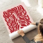 affiche de feuilles rouges sur fond rose motif graphique au sol.webp