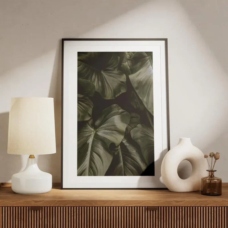 affiche de feuilles vert fonce aux nervures apparentes pour une decoration botan meuble.webp