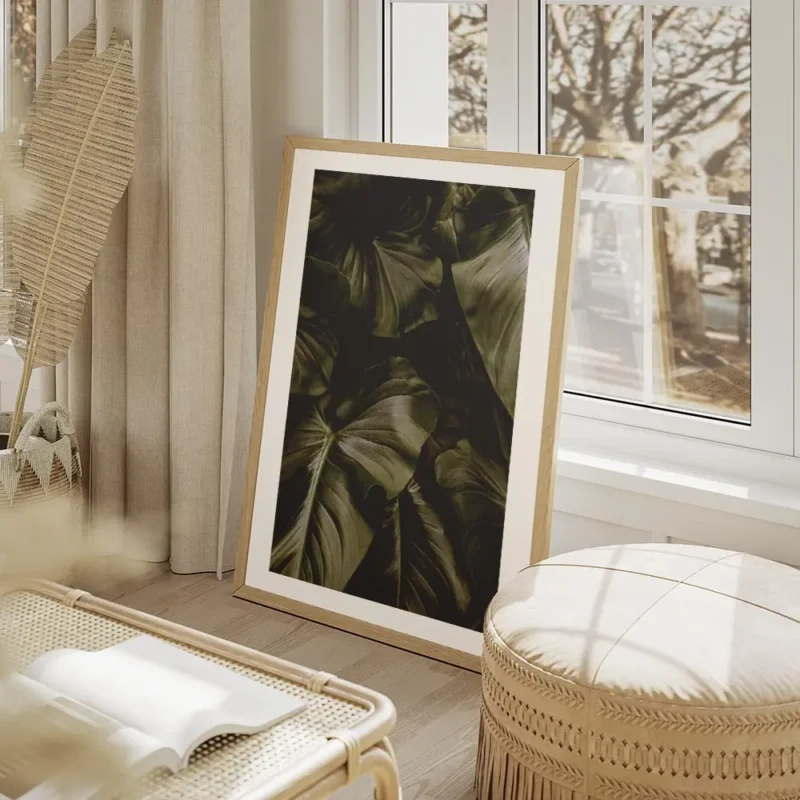 affiche de feuilles vert fonce aux nervures apparentes pour une decoration botan salon beige.webp