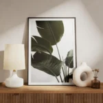 affiche de feuilles vertes de strelitzia sur fond blanc typographie minimaliste meuble.webp