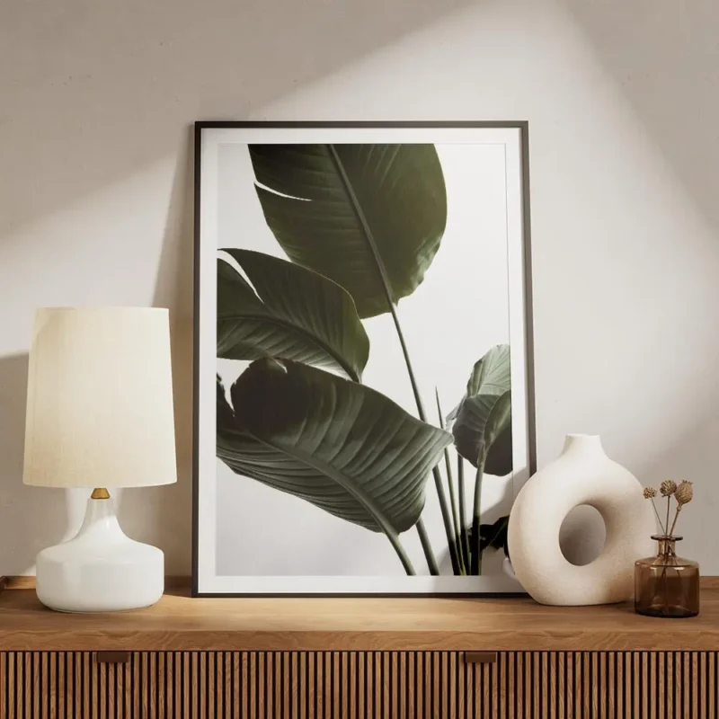 affiche de feuilles vertes de strelitzia sur fond blanc typographie minimaliste meuble.webp