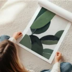 affiche de feuilles vertes peintes a la main en gouache sur fond clair avec des en rouleau.webp