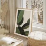 affiche de feuilles vertes peintes a la main en gouache sur fond clair avec des salon beige.webp