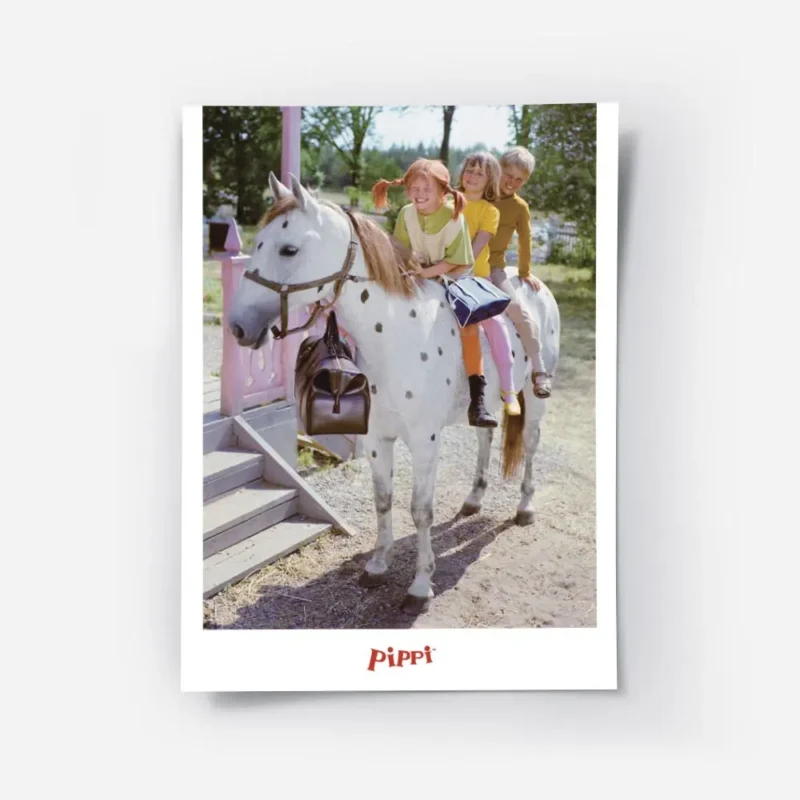affiche de fifi brindacier avec annika et tommy souriants montes sur un cheval b.webp