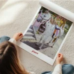 affiche de fifi brindacier avec annika et tommy souriants montes sur un cheval b en rouleau.webp