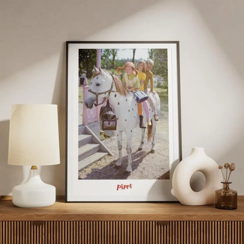 affiche de fifi brindacier avec annika et tommy souriants montes sur un cheval b meuble.webp