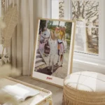 affiche de fifi brindacier avec annika et tommy souriants montes sur un cheval b salon beige.webp