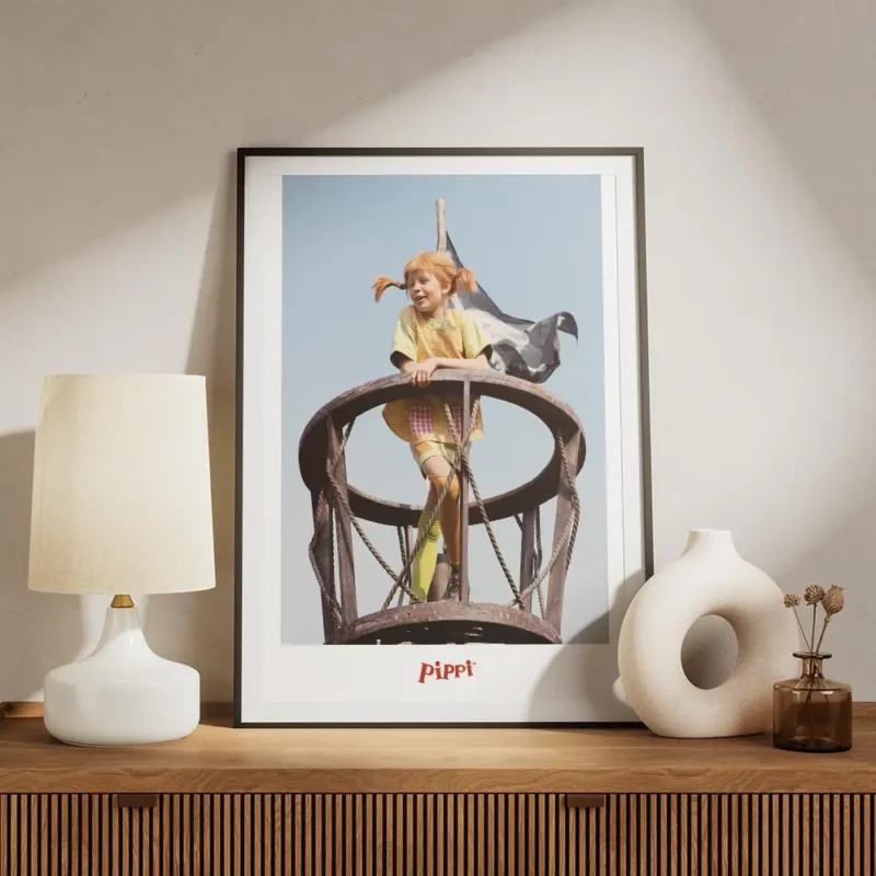 affiche de fifi brindacier avec ses tresses rousses souriante dans un nid de pie meuble.webp