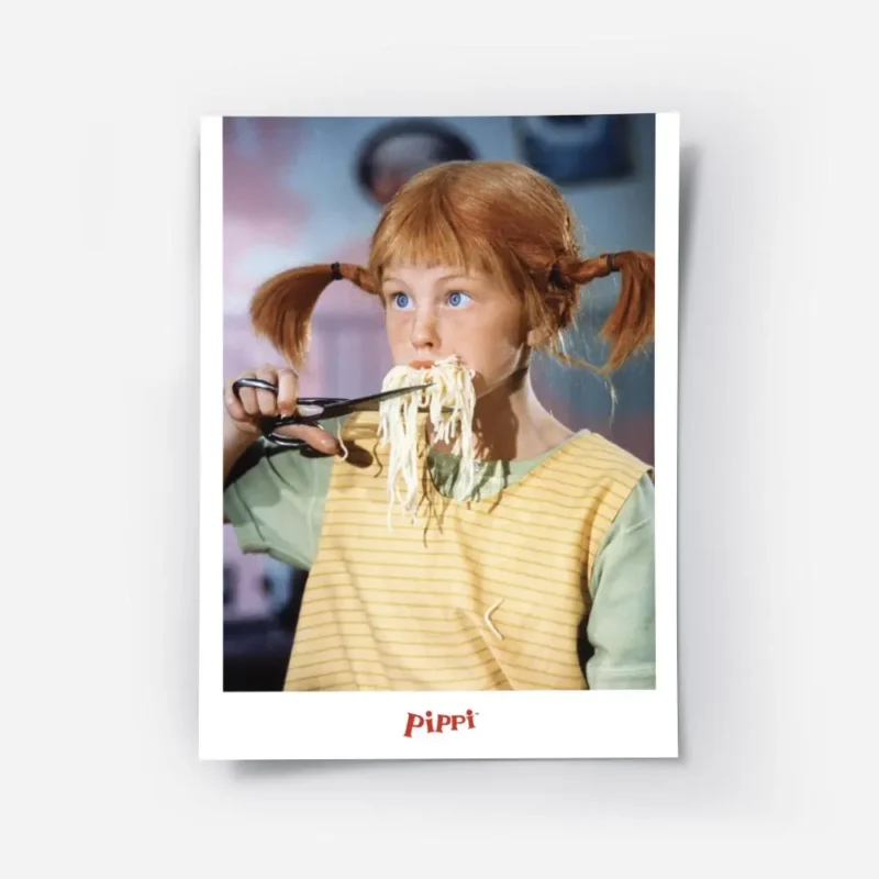 affiche de fifi brindacier mangeant des spaghetti colores avec des ciseaux typog.webp