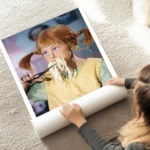 affiche de fifi brindacier mangeant des spaghetti colores avec des ciseaux typog au sol.webp