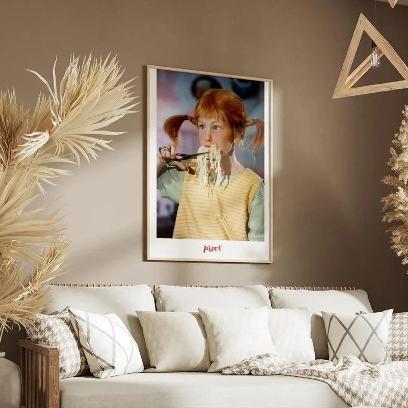 affiche de fifi brindacier mangeant des spaghetti colores avec des ciseaux typog salon.webp
