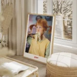 affiche de fifi brindacier mangeant des spaghetti colores avec des ciseaux typog salon beige.webp