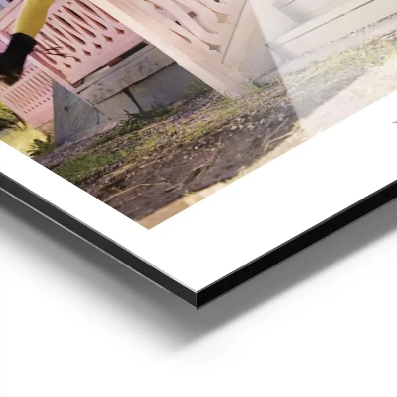 affiche de fifi brindacier sautant devant la villa drolederepos avec une typogra aluminium.webp