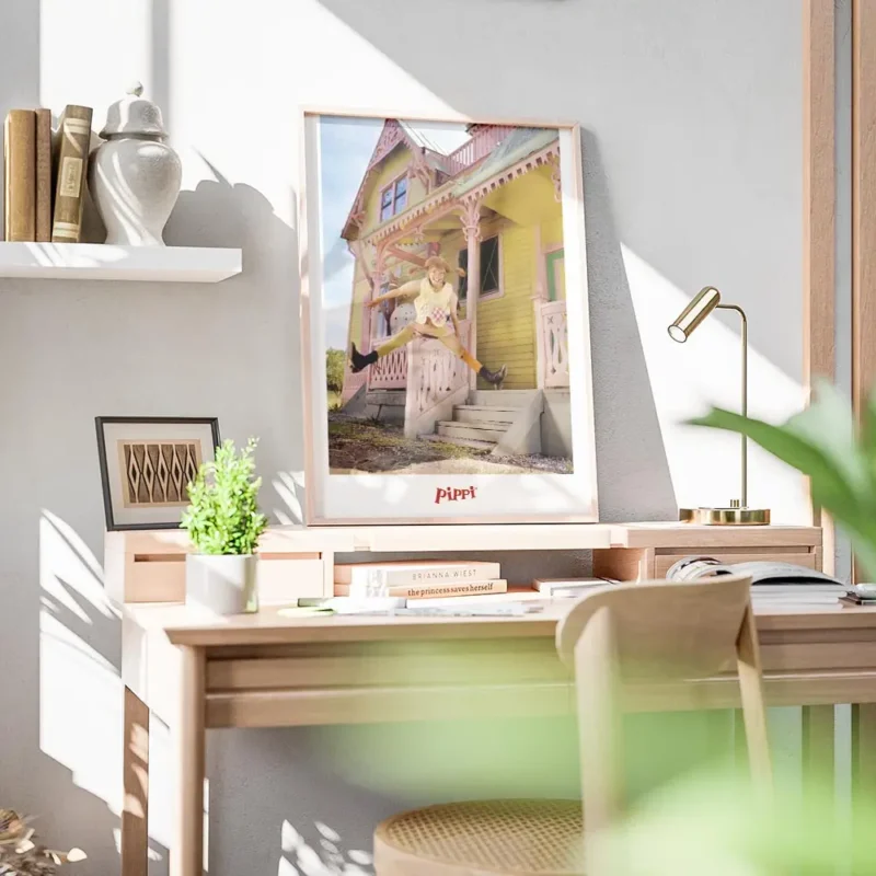 affiche de fifi brindacier sautant devant la villa drolederepos avec une typogra bureau.webp