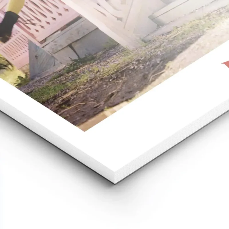 affiche de fifi brindacier sautant devant la villa drolederepos avec une typogra lightpanel.webp