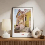 affiche de fifi brindacier sautant devant la villa drolederepos avec une typogra meuble.webp