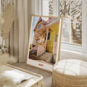 affiche de fifi brindacier sautant devant la villa drolederepos avec une typogra salon beige.webp