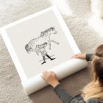 affiche de fifi brindacier soulevant son cheval illustration classique en noir e au sol.webp